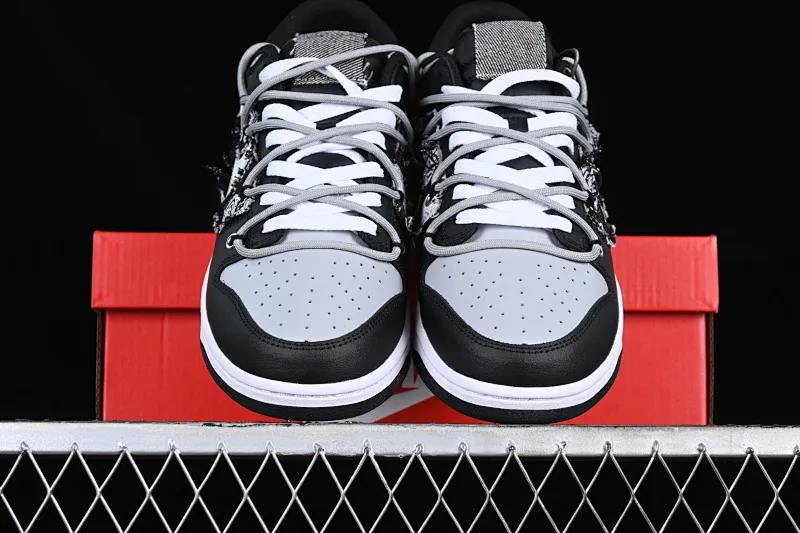 All categories Nk SB Dunk series Nk SB Dunk Low Low-top sneakers Nk Dunk Low Cashew flower graffiti Stitched denim asymmetric deconstruction SB strap low-top casual sneakers DV0831-002